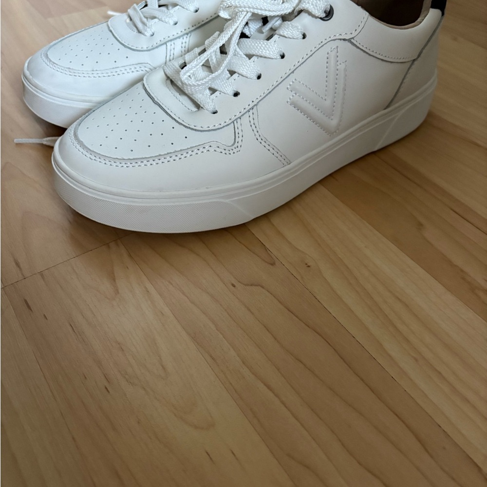 Vionic White Leather Low-Top Sneakers